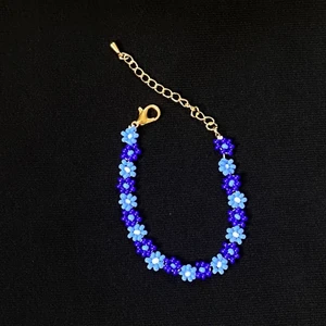 SMYCKEN! - Otroligt fina handgjorda smycken😍armband blåa blommor: 119, pågrund av att det tar lång tid att göra❤️armband med hjärtan: 59kr❤️halsband:100kr❤️ skriv ifall du är intresserad💕 besvarar alla frågor🌸 Instagram:jewlery_by_m.k