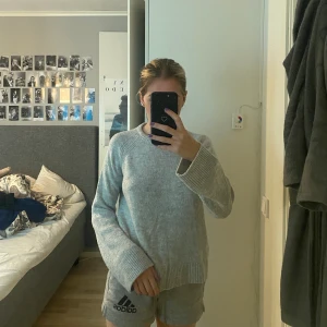 Stickad tröja - Stickad tröja från H&M. Nästan aldrig använd. Storlek s men passar även M beroende på hur man vill att den ska sitta