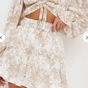 Missguided kjol strl 34 - Super fin kjol från Missguided, aldrig använd. Säljer pga för liten/kort för mig. Strl: 34💕