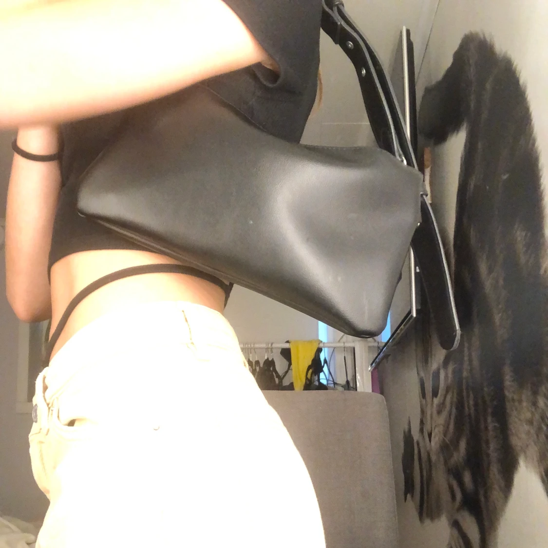 Svart väska säljer för att den inte kommit till så mycket andvänding den har en ficka inuti har använt en gång     - 91