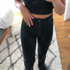 Jeans från Nakd  - Sjukt snygga raka jeans från Nakd med slits. Jeansen är från Hanna Schönbergs kollektion. Jeansen har en fin slits. Köparen står för frakten. Nypris: 499💕💕