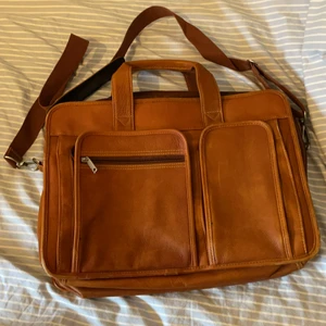 Snygg läderväska från Wilsons Leather - Köpt i usa knappast använt får plats med alla skolvalet samt laptop upp till 17 inch. Nypriset i usa var 250 dollar vilket motsvarar ungefär 2300kr då. Tyvärr har jag inte använt den så mycket som jag önskar och därför gör jag mig av med den, säljes som nyskick