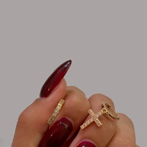 — S O M M A R —  L O P P I S —      Små blig örhängen  - Små bling örhängen i guld färg. Dem är två olika design men det är så fint med miss-match. Köp flera plagg från mitt sommar loppis och få extra 20% extra rabatt 