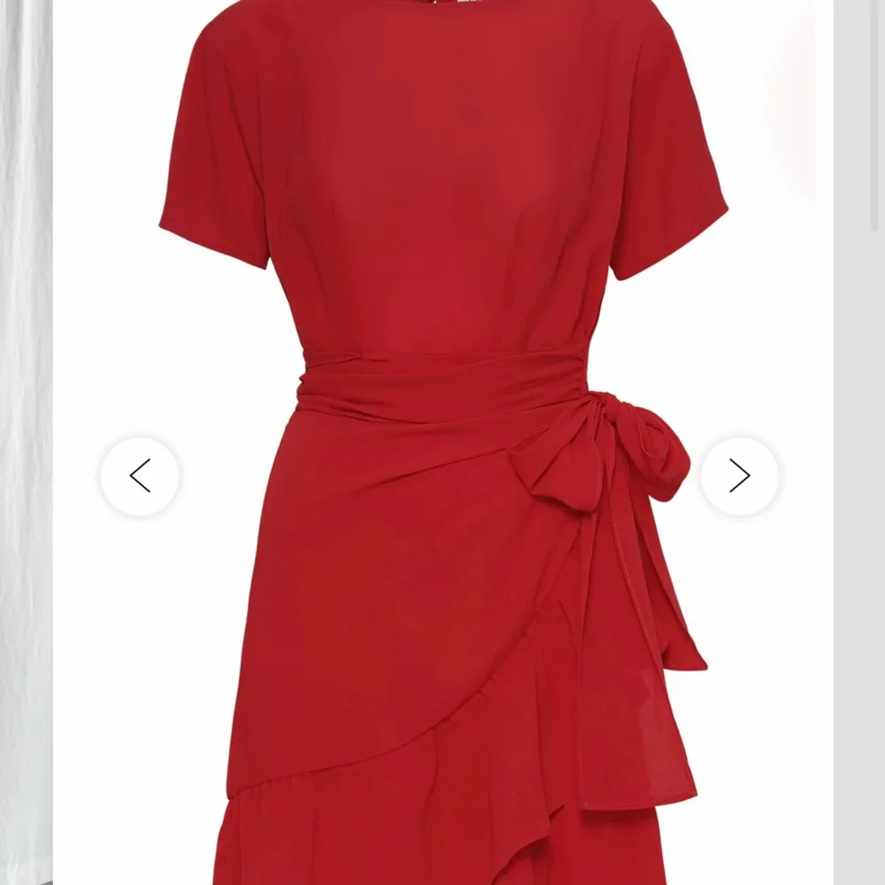 En superfin röd klänning i storlek XS från byicstudios. Använd ett fåtal gånger & är i fint skick. (bilderna är ifrån hemsidan där klänningen är köpt ifrån) vid köp med leverans står köparen för frakt. Klänningar.