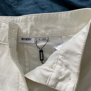Byxor - Vita byxor från weekday. Aldrig använda, prislappen kvar! 