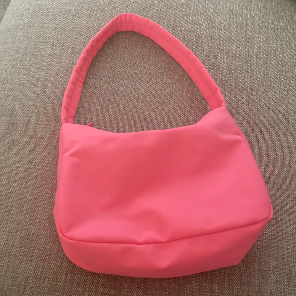 Säljer denna fina väskan från Gina tricot för den it kmr till användning💕 har använt den ngr gånger💕 Den är i färgen rosa💕. Väskor.