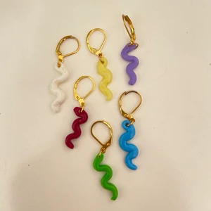 Egengjorda små söta lerörhängen! - Söta örhängen i olika färger! Jättesnygga att kombinera om du har fler hål i öronen🤍 örhängena säljs styckvis och du väljer färg!💚💜 (frakten är densamma om du köper fler)