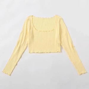 Gul tröja - Denna jätte fina gula tröja som jag knappt användt, frakten kostar 39kr✨