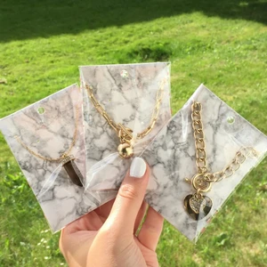 Halsband - Halsband för 49kr/st. Halsbanden är i nyskick och därmed helt oanvända. Hjärthalsbandet samt andra halsband finns i silver (och några fler i guld), DM för bilder. Betalning sker via Swish eller PayPal och beställning sker via DM på Plick. 1-3 dagars leverans.