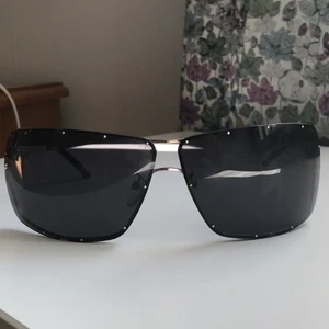 Solglasögon  - Solglasögon. Saknar en näskudde. Strass runt glasen. 