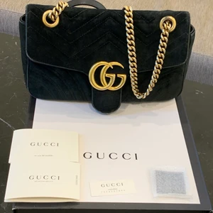 Gucci GG Marmont väska - Säljer min superfina Gucci GG Marmont i storlek MEDIUM, då den tyvärr inte kommer till användning hos mig längre. Inköpt i Marbella 2017, alla papper och äkthetsintyg kommer självklart med. Den är i fint skick och sparsamt använd. 💕 skriv gärna om du har frågor eller vill ha mer bilder! 🌸
