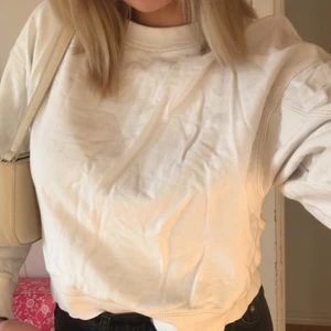 Vit sweatshirt  - En jätte fin vit sweatshirt med beigea sömmar i storlek s,köpare står för frakt