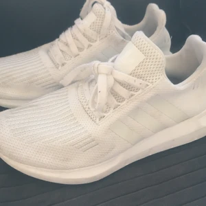 Vita Adidas nmd - Ett par vita Nmd, helt rena sälja för att jag har flera. många verkar vara intresserade av dessa, det blir bud den men även snabb bud, den som ger högre bud och låser sig får de direkt, just nu: 350
