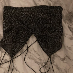 Glittrig topp - Aldrig använd, den är korsad i ryggen. Bilden råkade bli på fel håll men den har en fin v-ringning.