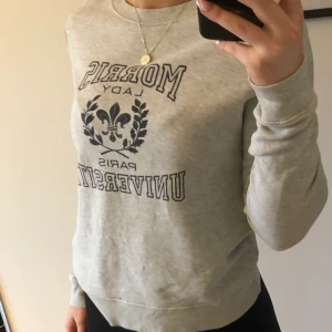 Sweatshirt - Grå Morris sweatshirt, äkta o inköpt för ca 1000kr. Storlek xs men skulle säga att den sitter som en s. Kommer inte till användning längre 💕💕💕