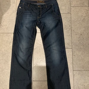 Lowrise Jeans EastWest - Säljer dessa ascoola lowrise jeansen från märket EastWest!(lägger upp igen med bättre bilder) De var uppsydda där nere när jag köpte dem men superlätt att ”sy ner” ifall det skulle behövas!☺️ Frakt tillkommer💓