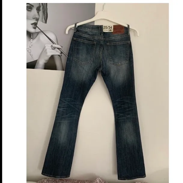 Säljer dessa supersnygga medel/lågmidjade jeans från Crocker i modellen Pep!boot! De är raka, lite bootcut. De är i längd 34, men de sitter bra på mig som brukar ha 32-33!💞. Jeans & Byxor.