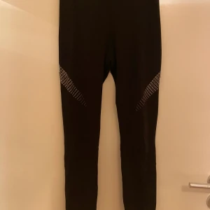 Träningstights, strl 150(xs) - Mycket fina. Skriv vid intresse