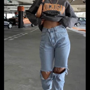 Sweatshirt  - Säljer en tröja  från missguided samma som på bilden