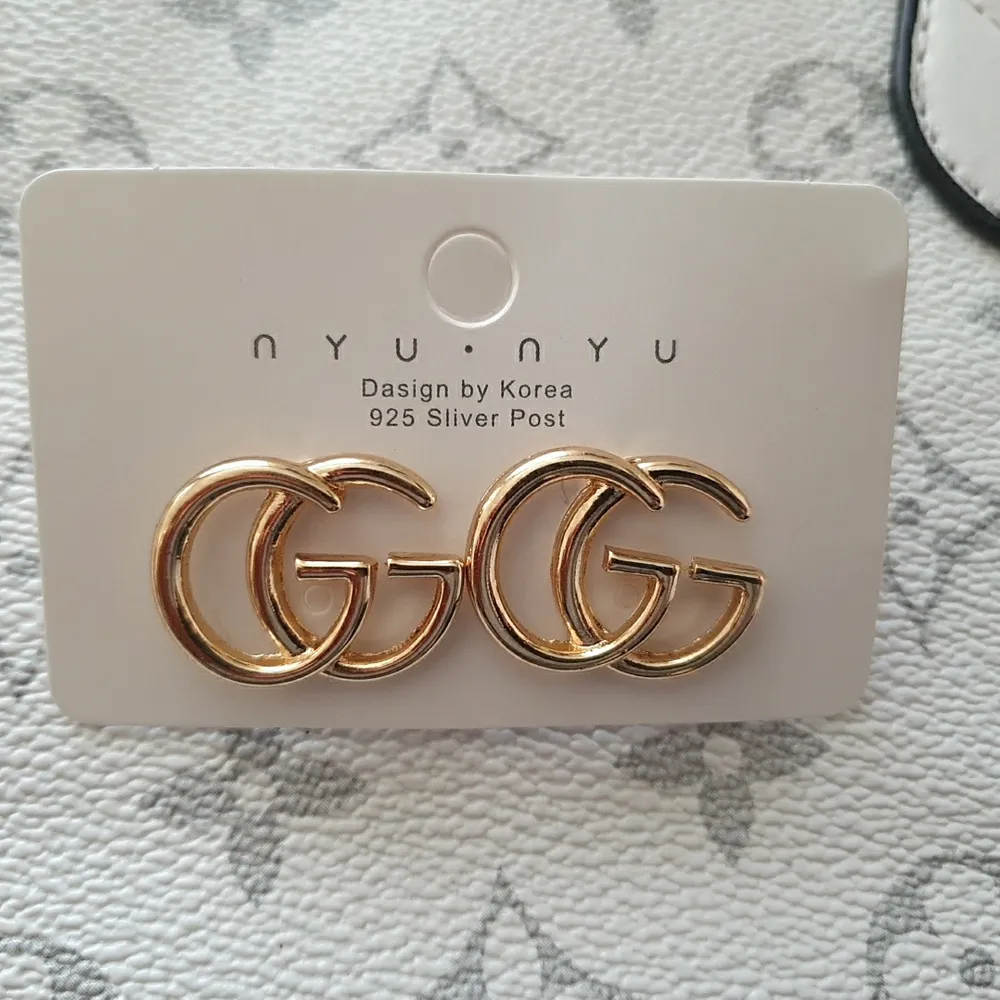 925 silver post -korean earrings very good quality available 10 pcs. Accessoarer.