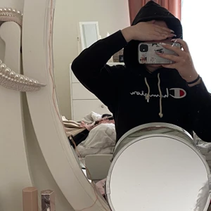 Champion hoddie  - Köpte denna hoddien för ungefär 1 år sen men köpte storlek small som är aldeless för litet för mig då jag helst vill ha lite mer oversized. Har haft den i garderoben i hopp om att använda den men har bara andvänt den 1 gång. Så den är helt ny inprincip. Nypris: 1095kr