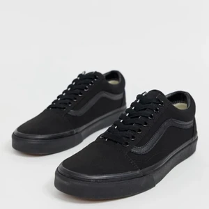 Vans skor strl 36,5 - Svarta Vans skor. Bra passform. Använt ca 3-4 gånger. Säljer pga för små. Samma kartong som dom kom i följs med. Det går att buda! (Bilder lånade från internet).