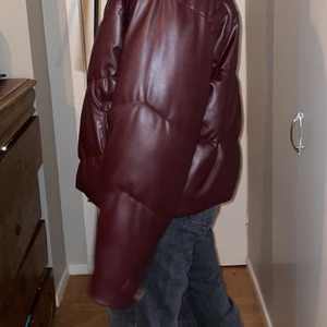 🍷VINRÖD JACKA🍷 - Jacka ifrån zara använd 1 gång! Passar till lite kallare vårväder!!✌🏿✌🏿✌🏿 tar emot bud ifrån 200kr(KÖP DIREKT:350)