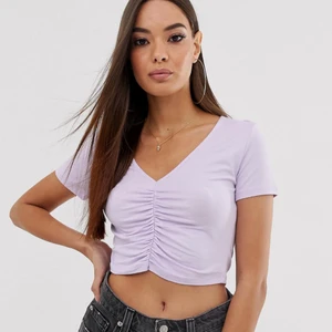 Lila croptop från Asos - Jättesöt lila croptop från asos, knappt använd. 50kr + 29kr frakt