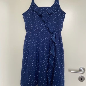 klänning, strl xs(14 years) - aldrig använd. skriv vid intresse