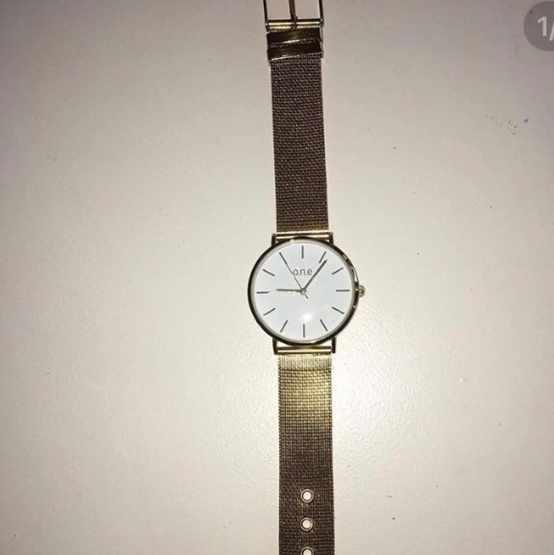 Guldfärgat armbandsur  - 90