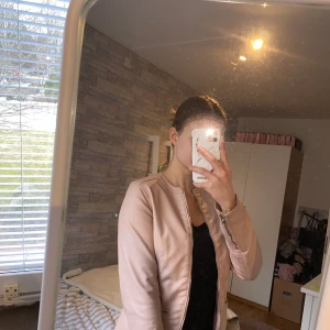 Rosa skinnjacka  - En rosa skinnjacka från pull&bear. Väl använd men ändå i bra skick. Finns några små fläckar, men som inte syns när man använder den tycker jag. Kan skicka mer bilder om man vill. Storlek S men skulle säga att det är mer xs eller en tight S. Skriv för mer info. Köparen står för frakten 🥰