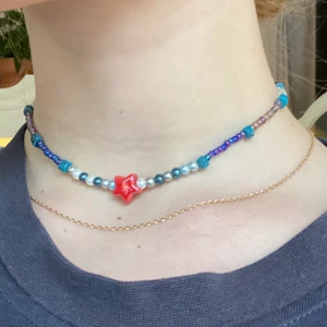 Egenpärlat halsband - Ett coolt egenpärlat halsband som är lite chocker-aktigt!
