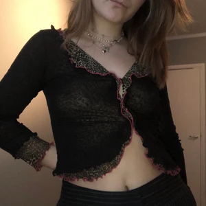Dösnygg y2k/90 tal topp!!💀❤️ - Sååå snygg mesh tröja med två lager!! Väldigt y2k och 90-tal. Kommer tyvärr inte till användning längre! Två knappar saknas och en sitter löst, men det går att sy på hur lätt som helst. Priset är exklusive frakt❤️☠️🧝🏼‍♀️