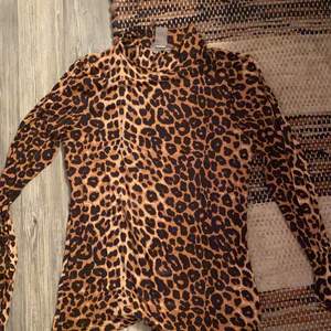 Leopardmönstrad polotröja i stretchigt material. Är i strl S men passar storlekar uppåt :) 