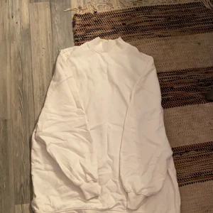 Sweatshirt  - Vit oversized sweatshirt från H&M strl M, oanvänd