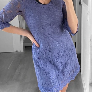 Klänning - Söt lila klänning i spets. Knappt använd. Felfri