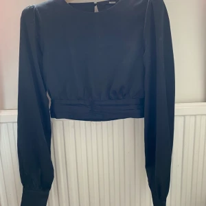 Bikbok tröja storlek XS - Riktigt fin silke tröja från bikbok som är i storlek xs. Materialet är jätte skönt och jätte fina detaljer på den. 