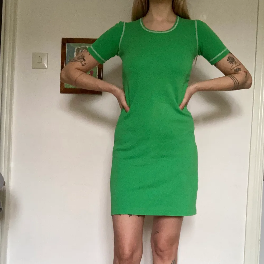 Jättesvårt att göra denna fina 60-tals gröna klänning rättvisa på bild! MEN den äger, skönt material.. Klänningar.