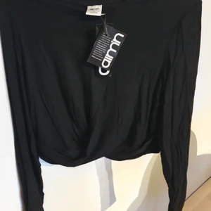 Aim'n svart ribbad top - Svart ribbad top från Aim'n i storlek M. Helt ny och oanvänd med prislappar kvar. Nypris 349 kr. 