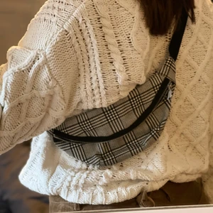 Väska - Rutig bumbag från H&M. Köparen står för pris+frakt! Meddela mig vid intresse😊