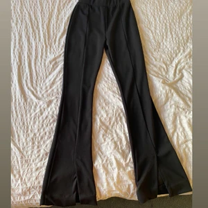 Leggings med slits i sidan från pull&bear - Ett par stretchiga svarta leggings från pull&bear med slits i båda ändarna av fötterna, stl M, funkar som S också pga M sitter rätt så tajt! Ordpris 199:- 