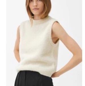 Stickad Väst  - En så fin och trendig stickad väst ifrån Arket! Köpte den förra året och är använd Max 2 gånger. Säljer den då jag inte hinner använda den och vill gärna att den kommer till användning då den är så fin! Nypris 790kr