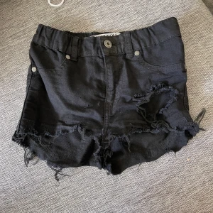 Högmidjade shorts - Shorts i stretchigt material, fint skick