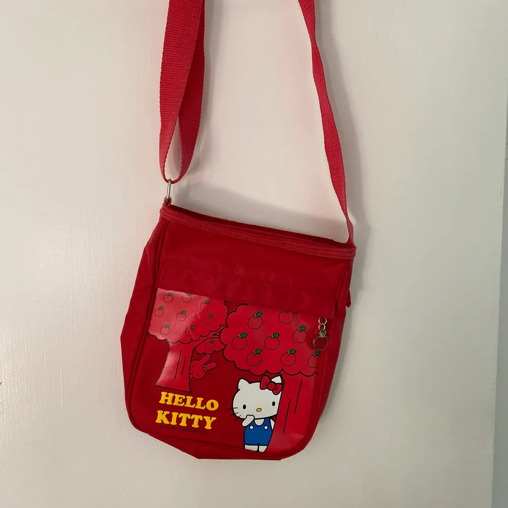 Hello Kitty Väska i nice röd färg.                                              Fler bilder kan skickas 😌.                                                         Köparen står för frakten 💕                                                                          . Väskor.
