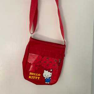 Hello Kitty Väska i nice röd färg.                                              Fler bilder kan skickas 😌.                                                         Köparen står för frakten 💕                                                                          