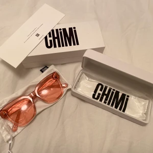 NYA CHIMI solglasögon GUAVA 005 clear  - OANVÄNDA! 😎  NYPRIS: 999kr SLUTSÅLD!! på chimieyewear.com  Clear är en sensuell blandning mellan en fjäril och classic cat-eye.  Lins: Rosa transparent glas (CR-39) Lins: Kategori 1 (100% UV) Femcylindrigt gångjärn (OBE) Mazzucchelli acetat Mått: 50×19 Bredd: 13,6 cm Höjd: 5,5 cm