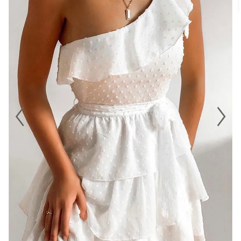 Finaste klänningen ifrån en australiensisk sida som passar perfekt till sommaren och studenten😍 har storlek 36 och 38 och säljer båda💗 36 ÄR SÅLD. Klänningar.