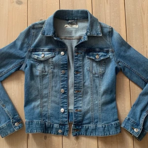 H&M Jeansjacka EU38 - Jeansjacka från Hm, EU 38,  Fint skick ( nästan ny)✨ Använt bara 2-3 ggr 2 ggr tvättning