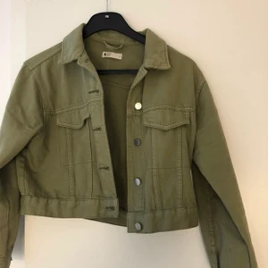 Croppad jeansjacka  - Croppad jeansjacka i strl S