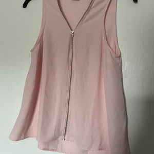 Rosa linne med dragkedja  - Rosa linne med dragkedja. Oanvänd.  Katt finns i hemmet.